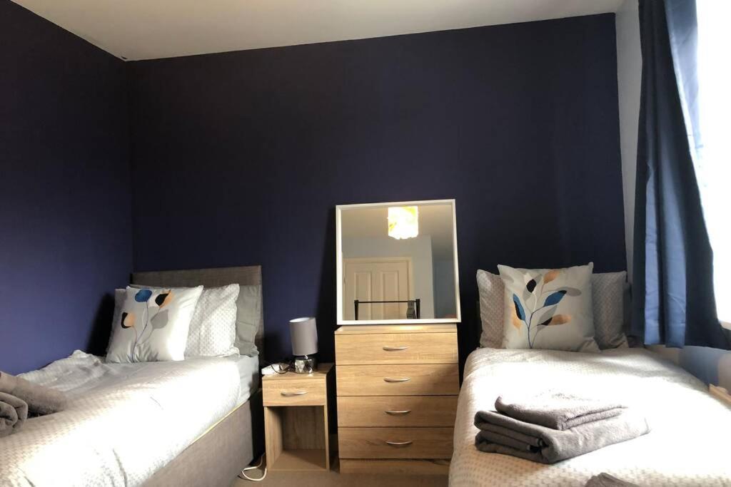 Dudley House **Staycation & Contractors** Sleeps 7 Tipton Dış mekan fotoğraf